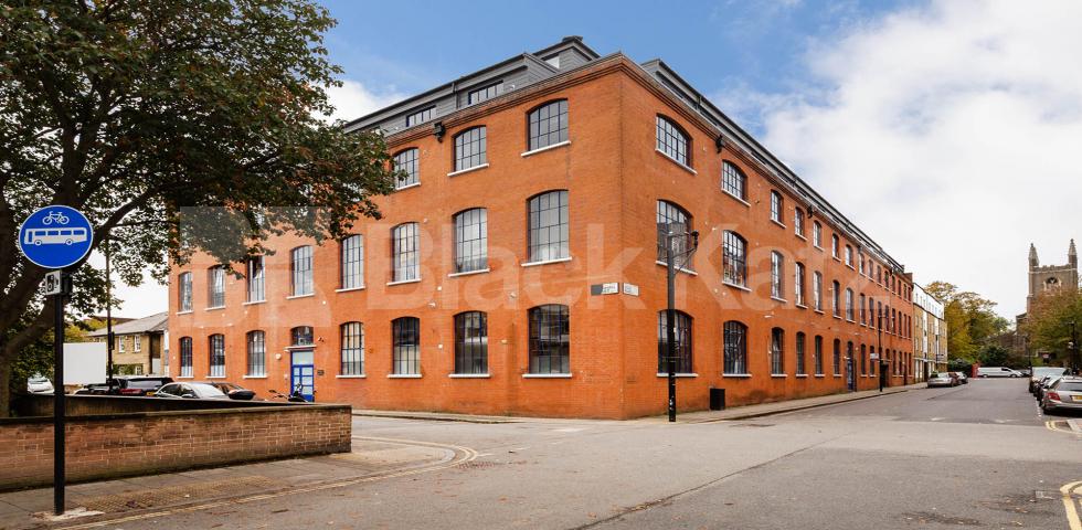 			NEW REBURBISHMENT, 2 Bedroom, 1 bath, 1 reception Flat			 Dove Road, ISLINGTON-CANONBURY